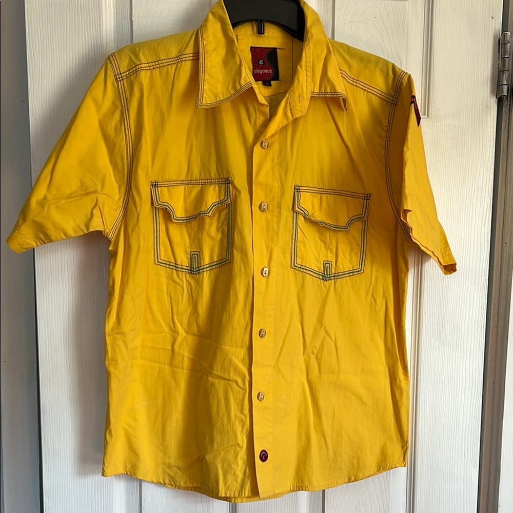 Yellow Short Sleeve Shirt Front Pockets London  Inspired Logo on Back Sz L NWOT